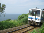 フリー写真素材061「海沿いを走る電車」