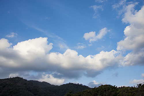 フリー写真素材224「山と白い雲」
