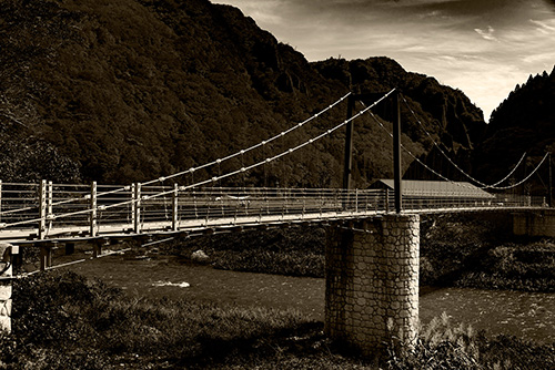 2016年9月撮影のフリー写真素材205「橋（セピア色）」