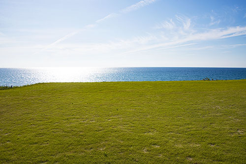 2017年6月撮影のフリー写真素材131「青い海と芝生」