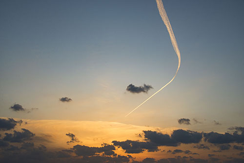 フリー写真素材236「夕日と飛行機雲」