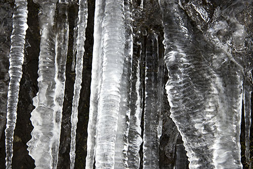 フリー写真素材255「岩にできた氷柱」