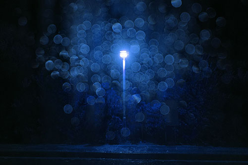 フリー写真素材297「夜道を照らす街灯（青色）」