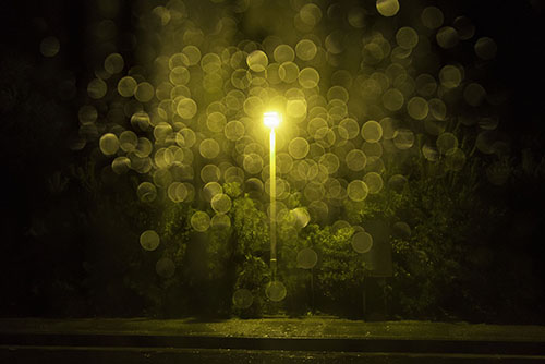 フリー写真素材298「夜道を照らす街灯（黄色）」