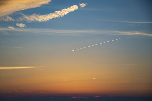 フリー写真素材163「夕日と飛行機雲」