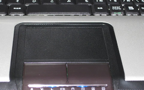 ノートパソコンのタッチパッドの写真
